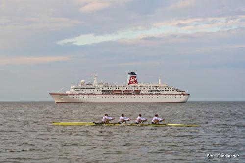MS Deutschland gemisi Alman Milli takım 4X ekibine karşı