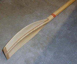 12-Ruder-Bootsriemen-besonders-schoene-Skiff-Profiversion-Holz-aus-Gebirgsfichte-Mahagoni-und-Esche-grosses-verstaerktes-gekehltes-Blatt-runder-Schaft-45-mm-ca-270-cm-Preis-pro-Stueck