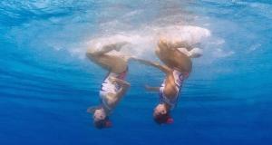 23-Seyirciler şu anda onların su üstündeki bacaklarının uyumunu izlerken Ievgenila Tetelbaum ve Anastasia Gloushkov senkronize olabilme çabası içindeler